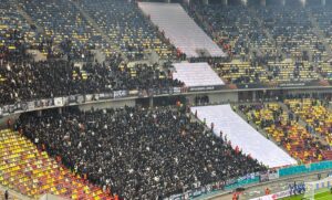 FCSB-ΠΑΟΚ: Άρχισε να «ζεσταίνεται» η ασπρόμαυρη κερκίδα - Χιλιάδες έξω από το γήπεδο (vids)