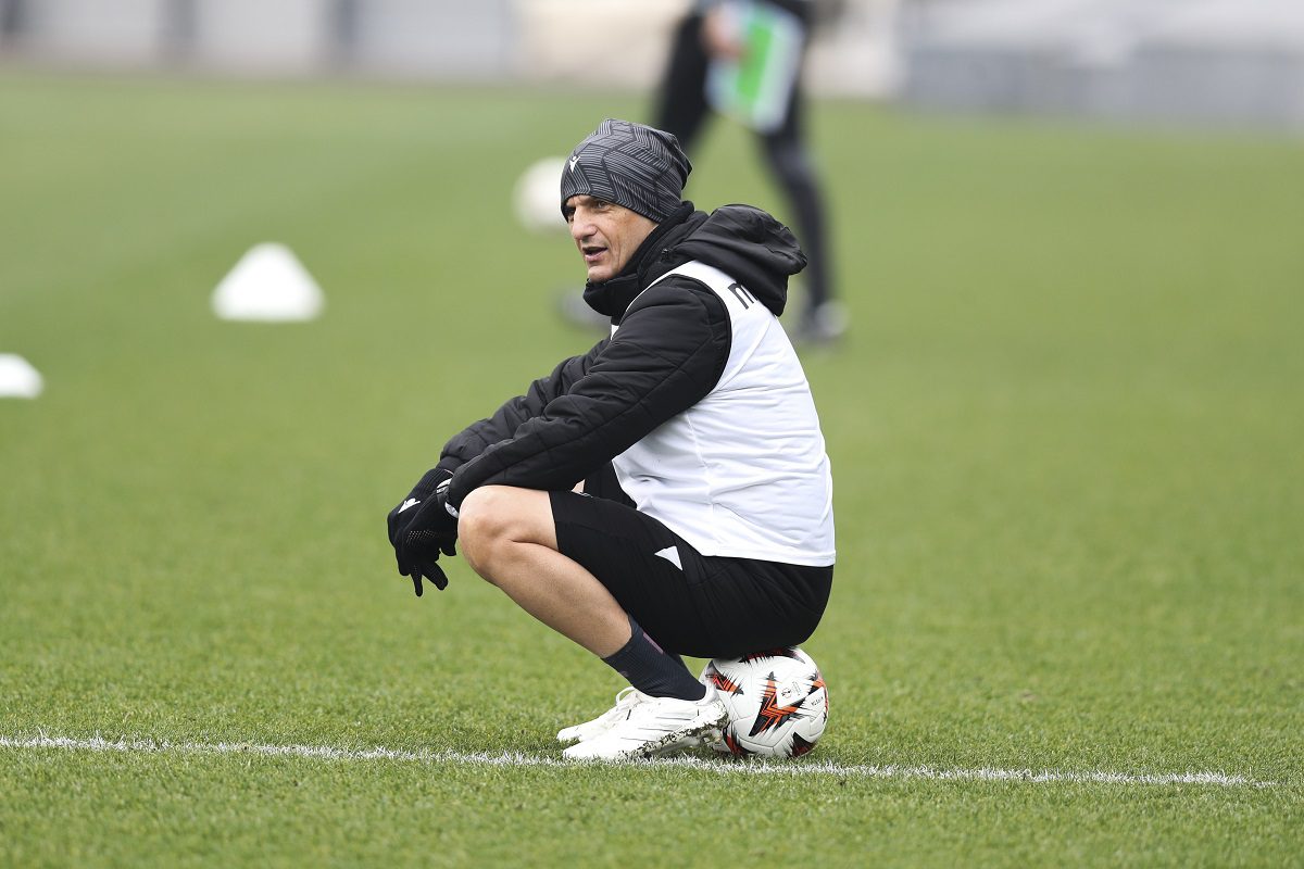 Τετ α τετ και ιδιαίτερα του Ραζβάν Λουτσέσκου στους παίκτες του ΠΑΟΚ