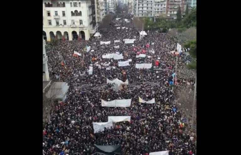 Πρωτοφανείς εικόνες στη Θεσσαλονίκη – Ανθρώπινο ποτάμι ζήτησε δικαιοσύνη για τα Τέμπη (video)