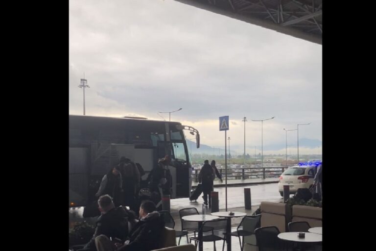 Αναχωρεί για Γαλλία η αποστολή του ΠΑΟΚ - Αποθέωση από τους οπαδούς στο αεροδρόμιο (vids)