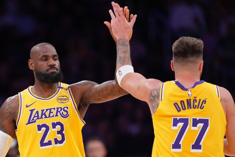 NBA: ΛεΜπρόν, Ντόντσιτς και Ριβς σκόραραν μαζί 92 πόντους και οδηγούν τους Λέικερς
