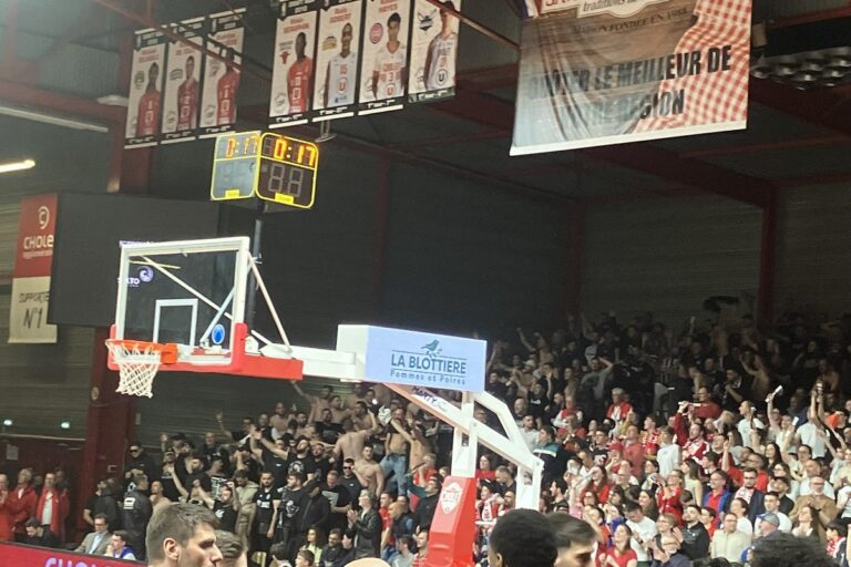 Η επική καζούρα των οπαδών του ΠΑΟΚ στους Γάλλους στο φινάλε (vid)