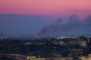 Θεσσαλονίκη: Μάχη με τη φωτιά και τη νύχτα στη Σίνδο - Μήνυμα από το 112