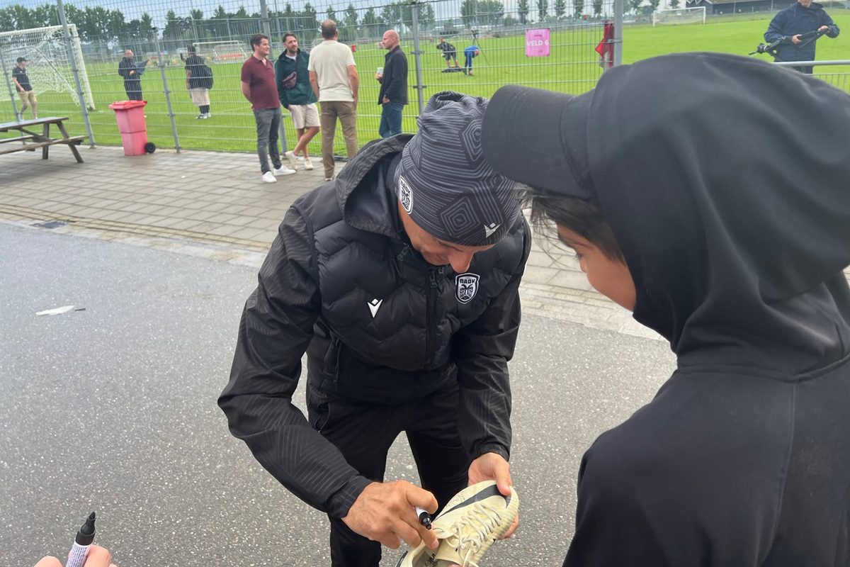 «Τρέλα» για Λουτσέσκου - Του πήραν το σκουφάκι (pics-vids)