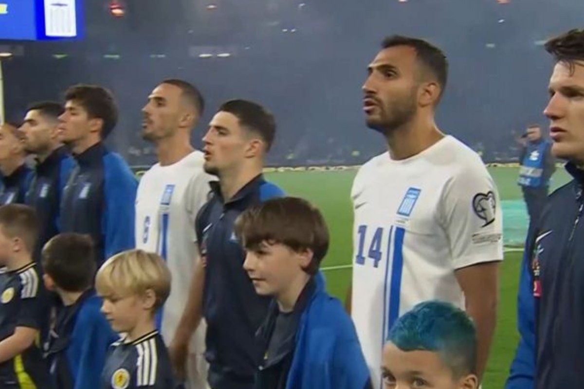 Κουρμπέλης και Παυλίδης κέντρισαν τα βλέμματα με ξεχωριστή κίνηση πριν τη σέντρα του Σκωτία - Ελλάδα (vid)