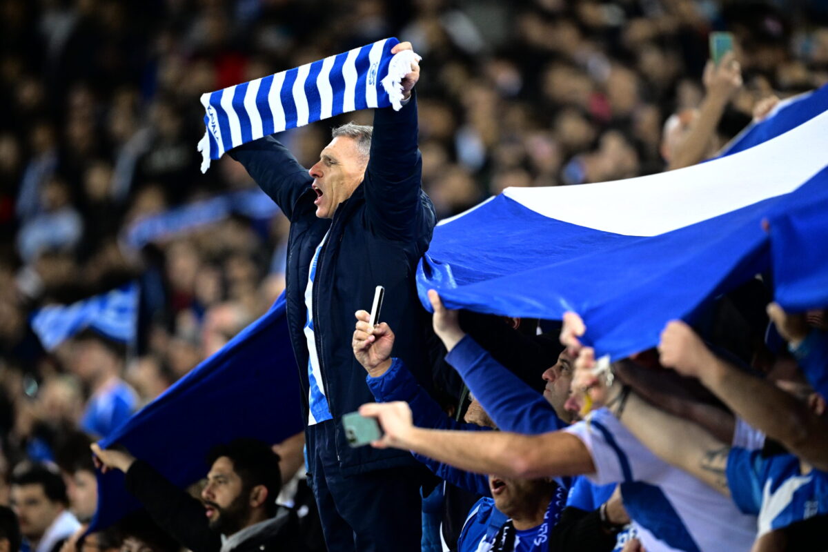 Ελλάδα-Σκωτία: «Γαλανόλευκη» τρέλα στους δρόμους της Γλασκώβης! (vids)