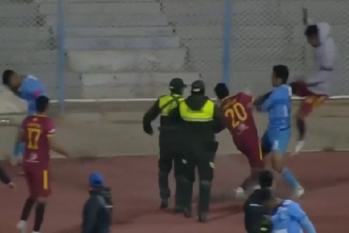 Χάος σε αγώνα ποδοσφαίρου στη Βολιβία - Ξύλο μεταξύ παικτών, δακρυγόνα και 17 αποβολές (vid)