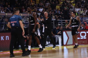 Οι διαιτητές… σφύριζαν, αλλά ο ΠΑΟΚ απάντησε με νίκη και 28 βολές λιγότερες!
