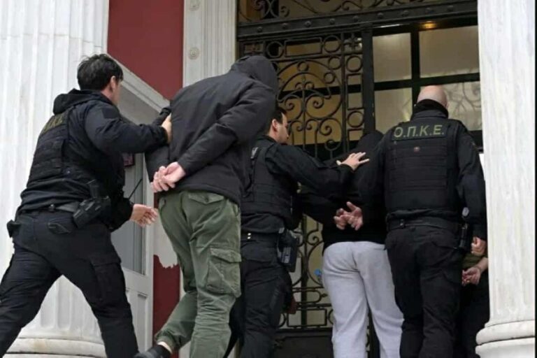 Χαλκίδα: Ένταση έξω από τα δικαστήρια, «Δολοφόνοι, άνανδροι» φώναζαν στους συλληφθέντες (vid)
