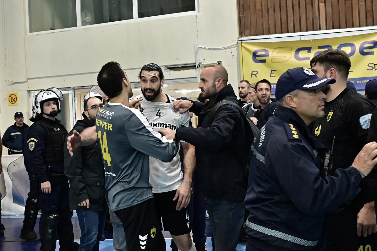 Σοβαρές καταγγελίες από τον ΑΣ ΠΑΟΚ: «Απαράδεκτες συνθήκες με εισβολή οπαδών - Εξοργιστική διαιτησία»