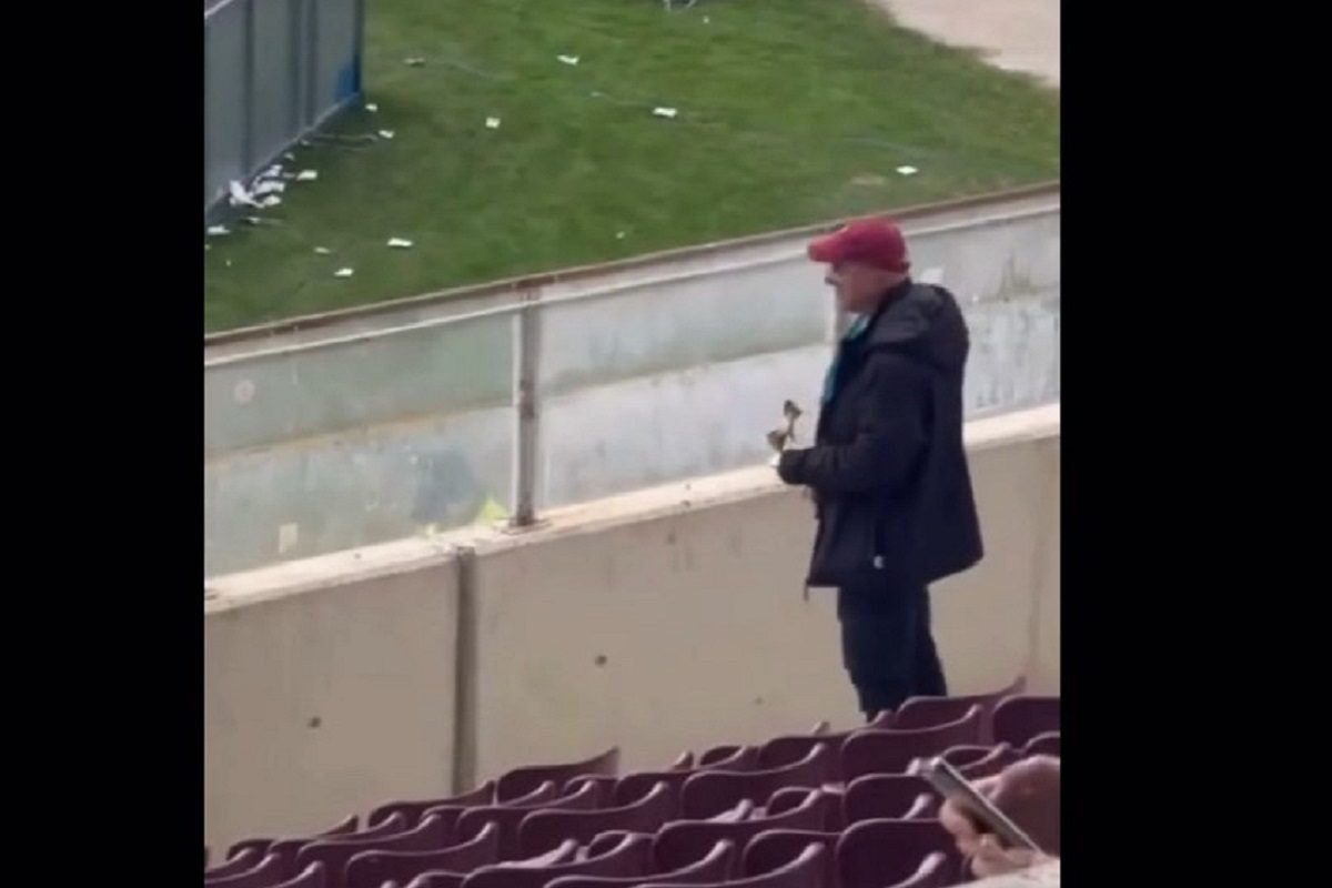 Απίστευτο σκηνικό! Φίλος της ΑΕΛ λιβάνιζε από τις κερκίδες με το θυμιατό και έγινε το απόλυτο Viral (vid)