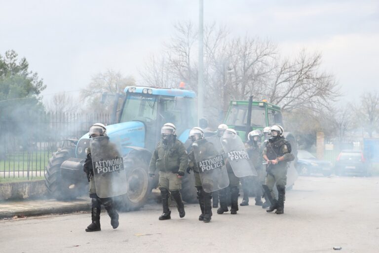 Σοβαρά επεισόδια ανάμεσα σε αγρότες και ΜΑΤ στη Θεσσαλονίκη (vid)