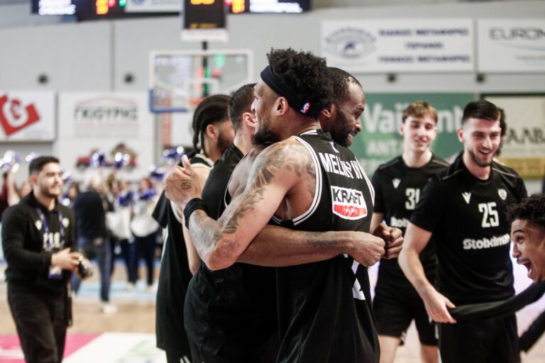 Κόσμος και παίκτες πανηγύρισαν μαζί τη νίκη! (vid)
