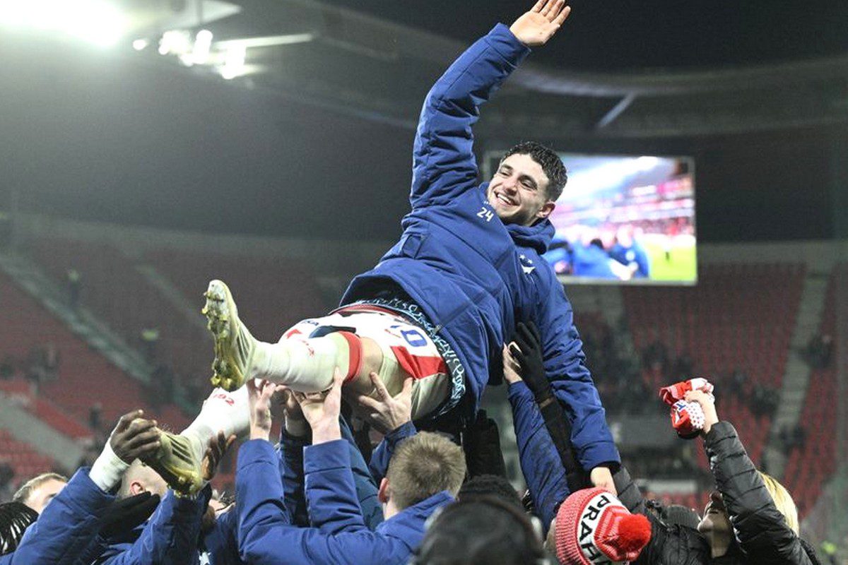 Ζαφείρης: Αποθέωση και συγκίνηση στο αντίο του στη Σλάβια Πράγας (pics+vid)