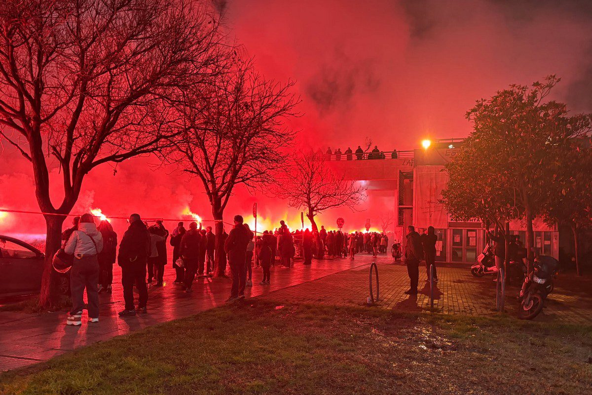 Δίχως λόγια: ΣΥΓΚΛΟΝΙΣΤΙΚΕΣ στιγμές έξω από την Τούμπα που λάτρεψαν οι επτά οπαδοί του ΠΑΟΚ
