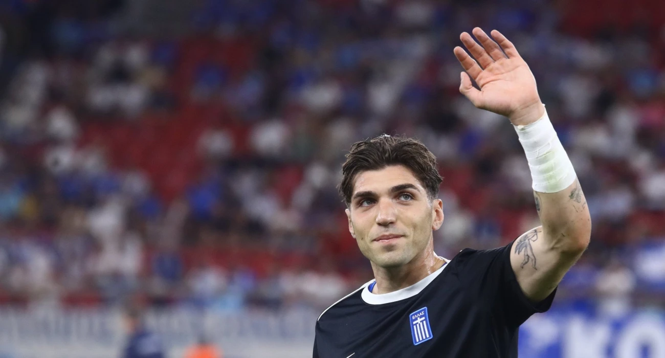 Μπόρνμουθ: Προανήγγειλε Μανδά με μια τεράστια ελληνική σημαία (vid)