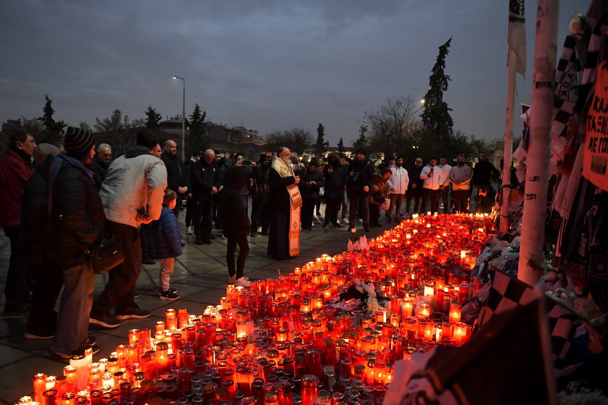 Ξεκίνησε η πομπή προς την Τούμπα με τα αδικοχαμένα «αετόπουλα»
