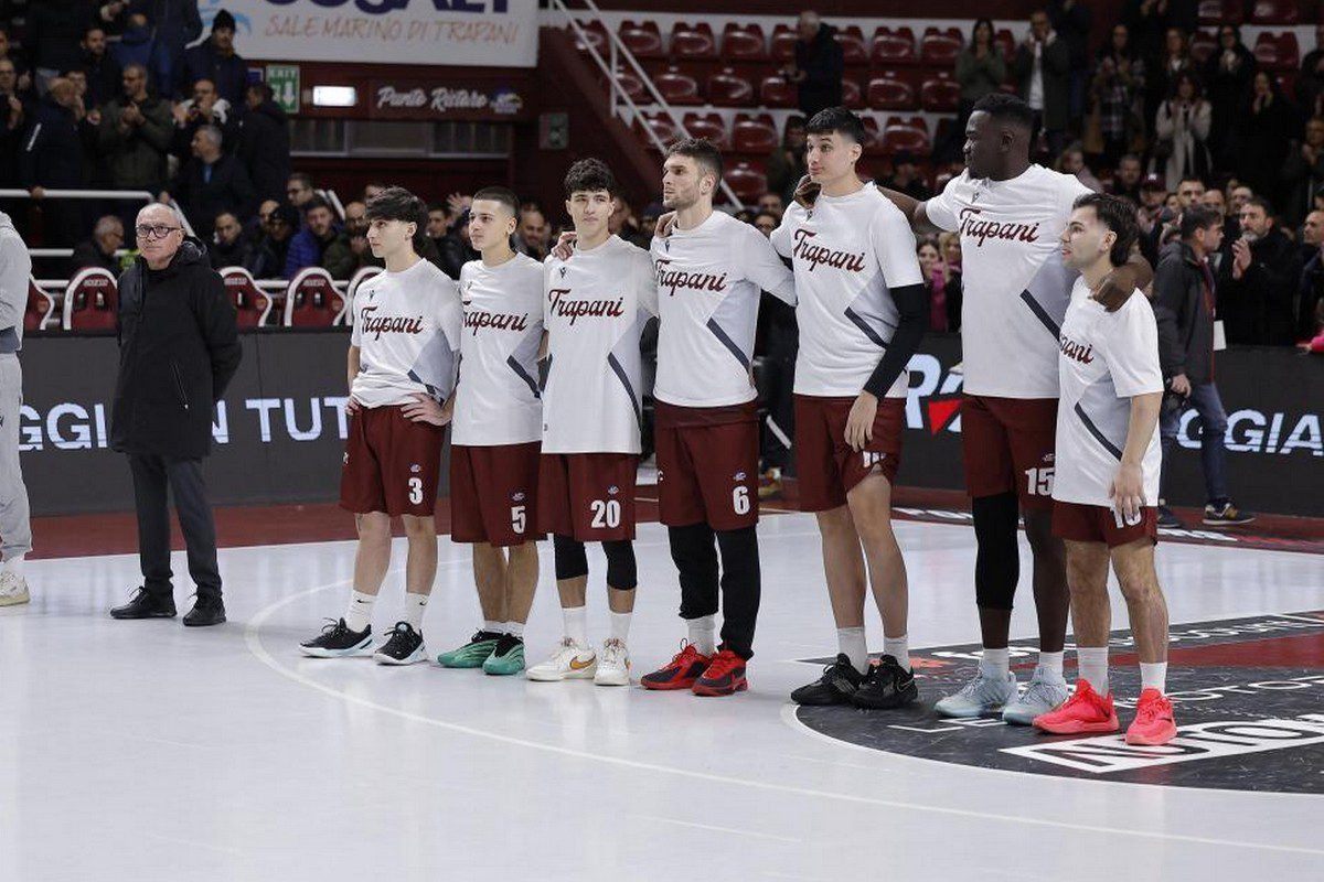 Νέα παρωδία με την Τραπάνι: Έμεινε ξανά με έναν παίκτη και το ματς έληξε μετά από 4 λεπτά! (vids)