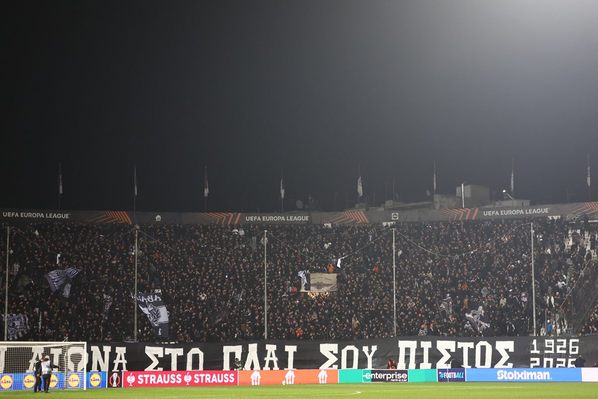 Μεγάλο πανό στη Θύρα 4: «Καλύτερα μαζί σου και τρελός...» (pic)