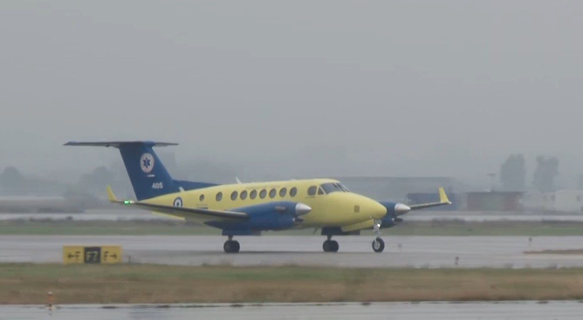 Δυστύχημα στη Ρουμανία: Έφτασαν στη Θεσσαλονίκη οι τραυματίες - Προσγειώθηκε στο «Μακεδονία» το αεροσκάφος του ΕΚΑΒ