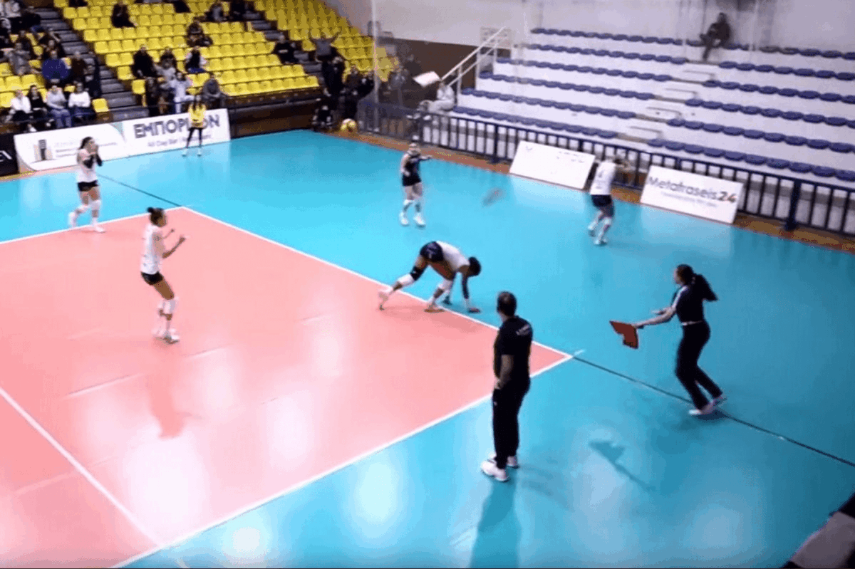 Αδιανόητες εικόνες στη Μίκρα - Οροφή διαλύθηκε δίπλα από παίκτρια στο παρκέ! (vid)