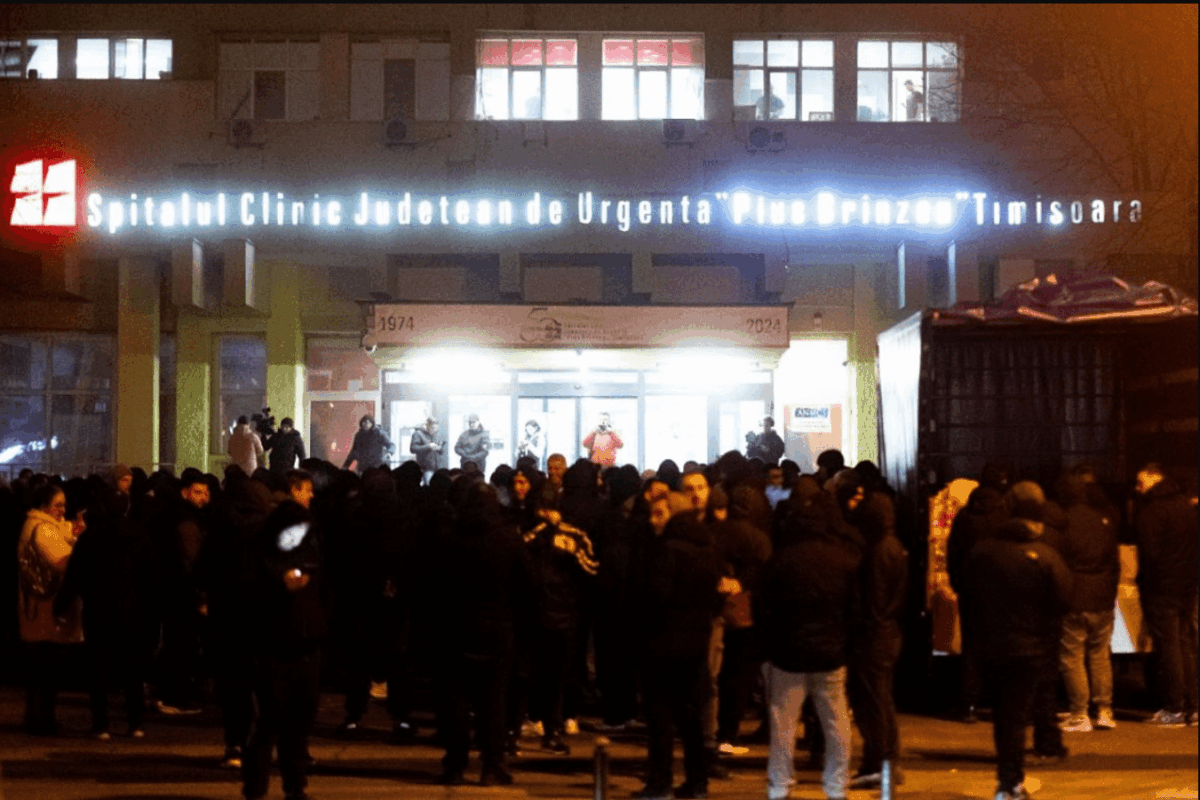 Δίπλα στα αδέρφια τους - Πάνω από 200 οπαδοί έξω από το νοσοκομείο στην Τιμισοάρα