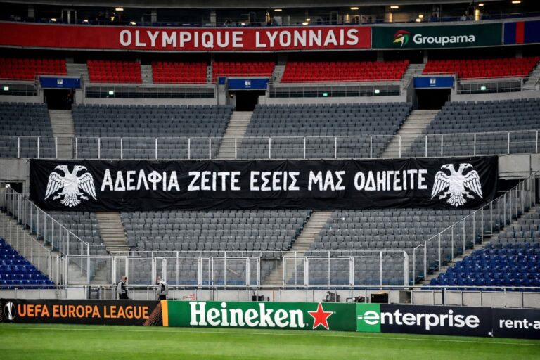 «Αδέλφια ζείτε, εσείς μας οδηγείτε»: Το πανό του ΠΑΟΚ που υψώθηκε στο γήπεδο της Λιόν
