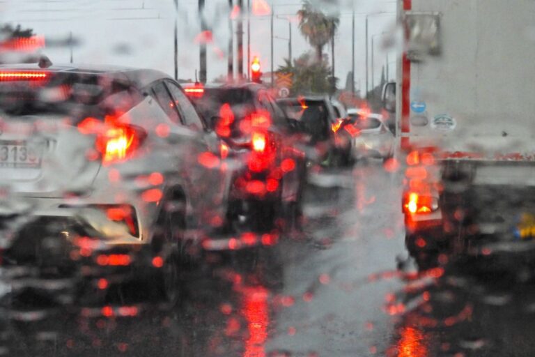 Καιρός σήμερα: Βροχές, καταιγίδες και πτώση θερμοκρασίας σε όλη τη χώρα