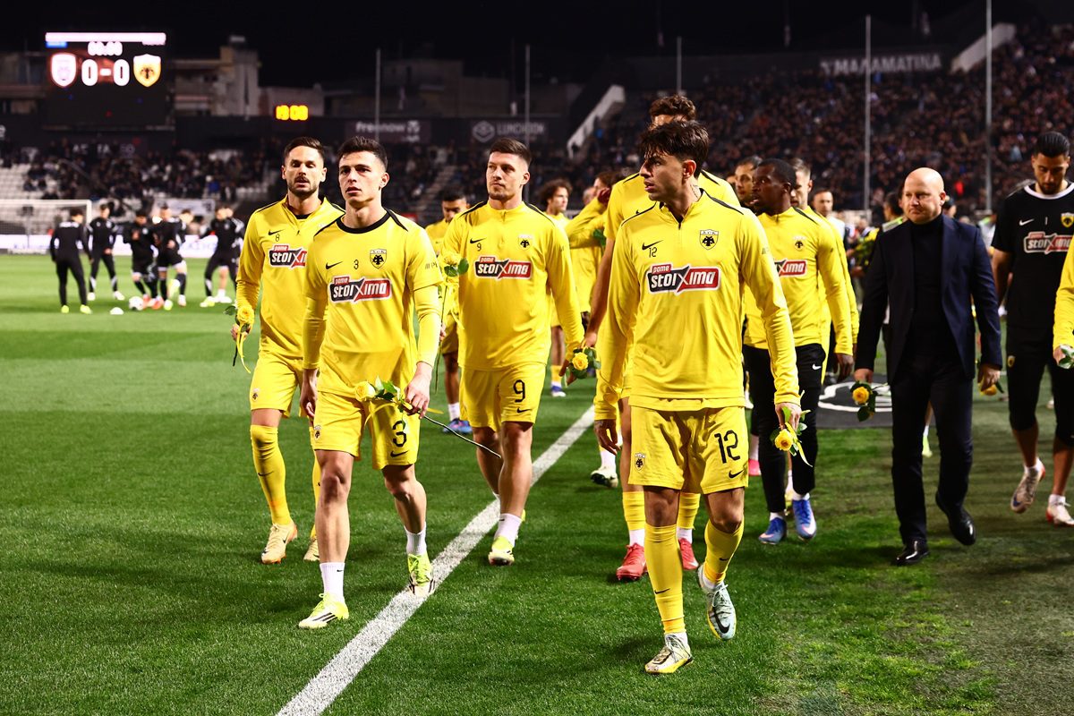 Η ΑΕΚ τίμησε τη μνήμη των «αετόπουλων» με κίτρινα τριαντάφυλλα (pics)