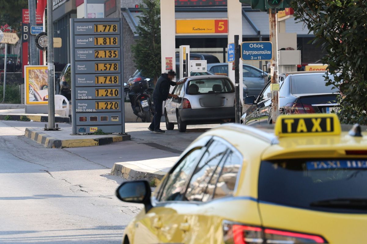 Καύσιμα και τρόφιμα: Ουρές σε βενζινάδικα και σούπερ μάρκετ – Στο 1,80€ η βενζίνη, σενάρια για νέα άνοδο