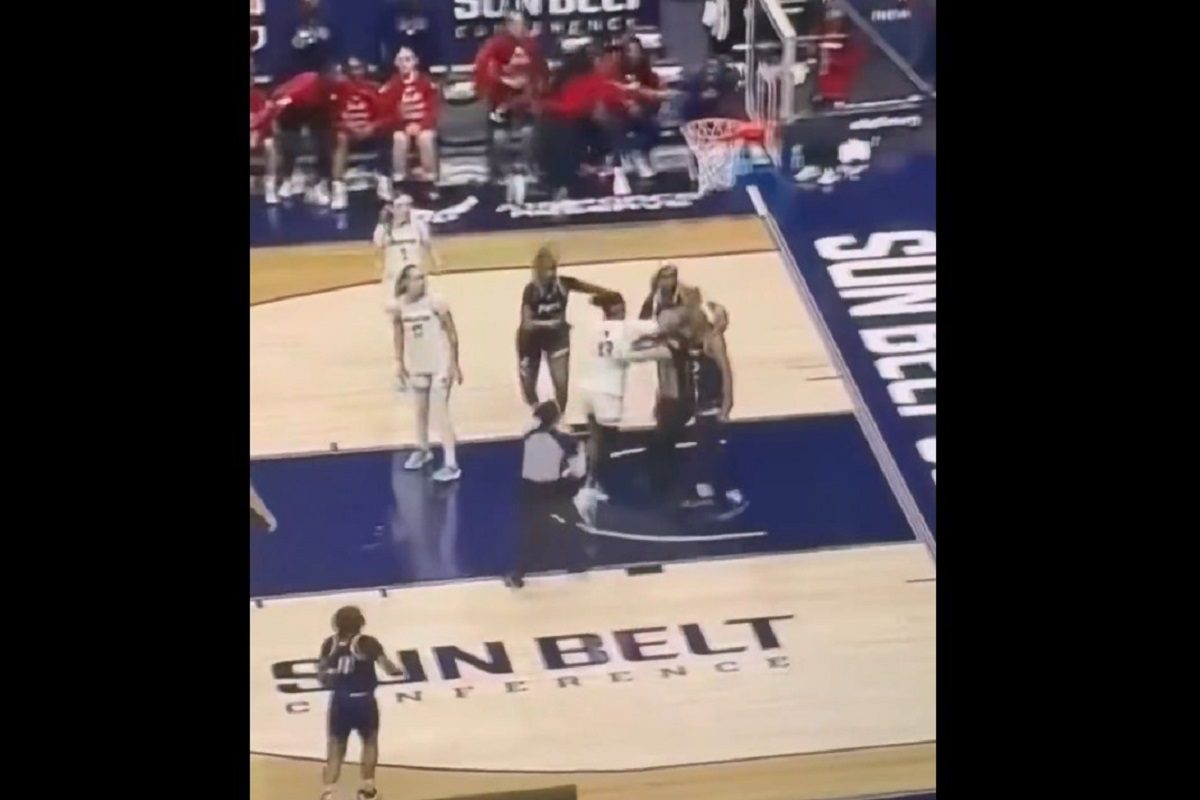 Απίστευτο ξύλο σε αγώνα μπάσκετ γυναικών - Διαιτητής δέχθηκε χτύπημα και έχασε τις αισθήσεις της (vid)