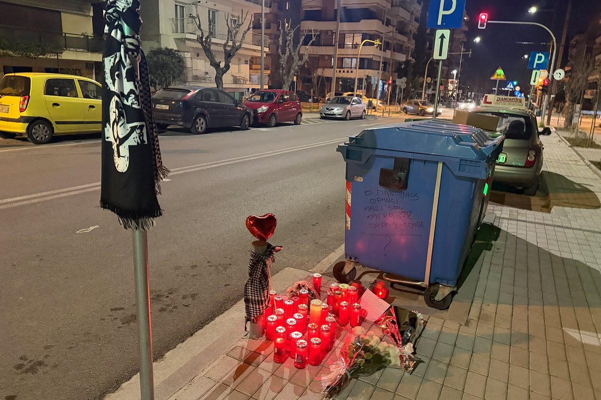 Κόσμος αποτίει φόρο τιμής στο σημείο που έχασε τη ζωή του ο 20χρονος οπαδός του ΠΑΟΚ (pics)