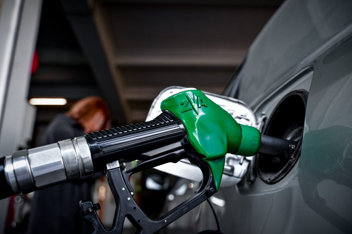 «Φωτιά» βάζει στα καύσιμα το πετρέλαιο - Τα €2 αγγίζει η αμόλυβδη, πώς να συγκρίνετε online τις τιμές