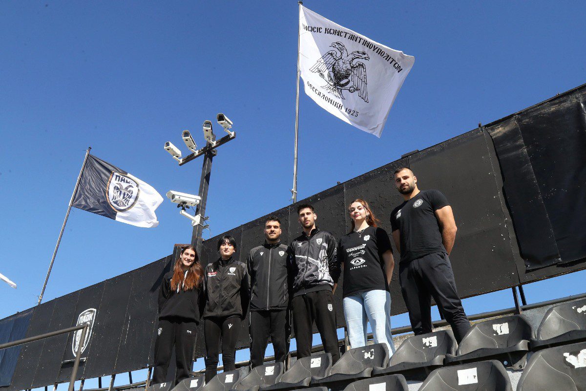 Συγκλονιστική στιγμή στην Τούμπα: Οι αθλητές του ΠΑΟΚ σήκωσαν τη σημαία της Ένωσης Κωνσταντινουπολιτών (video)