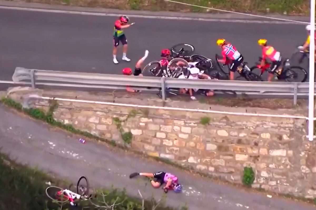 Τρομακτικό ατύχημα σε ποδηλατικό αγώνα γυναικών: Αθλήτρια έπεσε με το κεφάλι από ύψωμα για να αποφύγει καραμπόλα, δείτε βίντεο