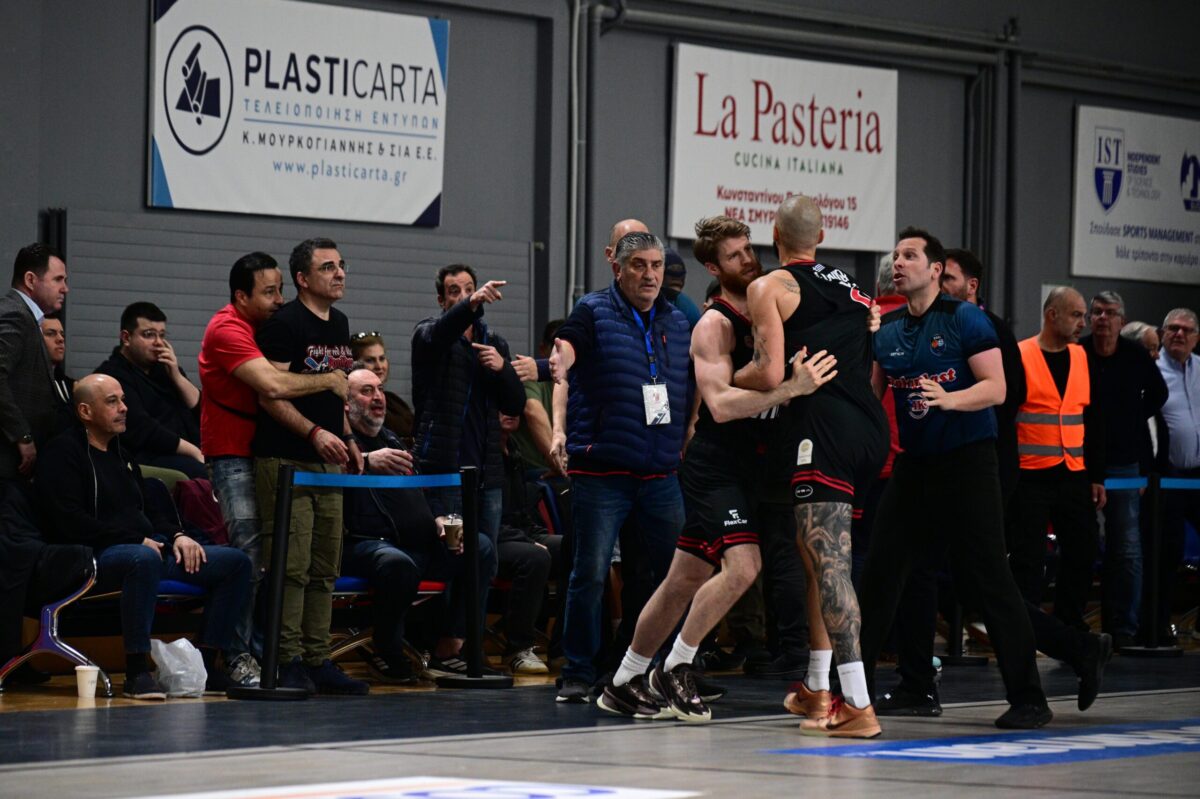 Πανιώνιος - Ολυμπιακός: Εκτός εαυτού ο Φουρνιέ! - Αποβολή μετά από έντονο φραστικό επεισόδιο με οπαδό (vid)