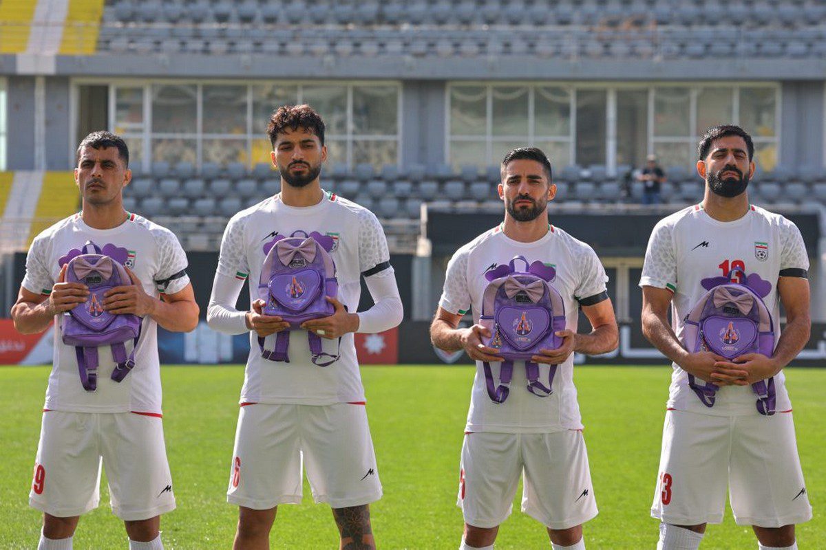 Συγκλόνισε η εθνική του Ιράν: Η συμβολική κίνηση για τα παιδιά που χάθηκαν σε επίθεση σε σχολείο (video)