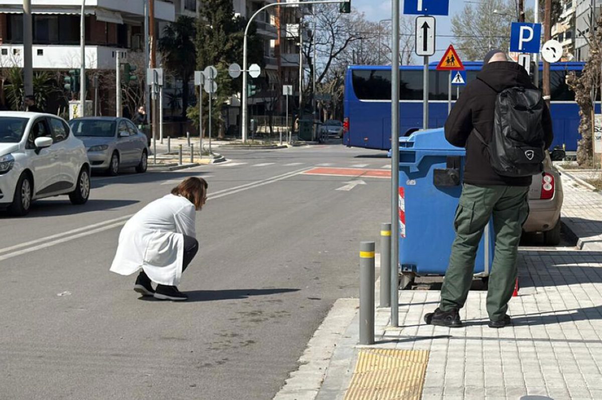 Η ιατροδικαστής Κοβάτση στο σημείο που έπεσε νεκρός ο 20χρονος φίλος του ΠΑΟΚ (video)