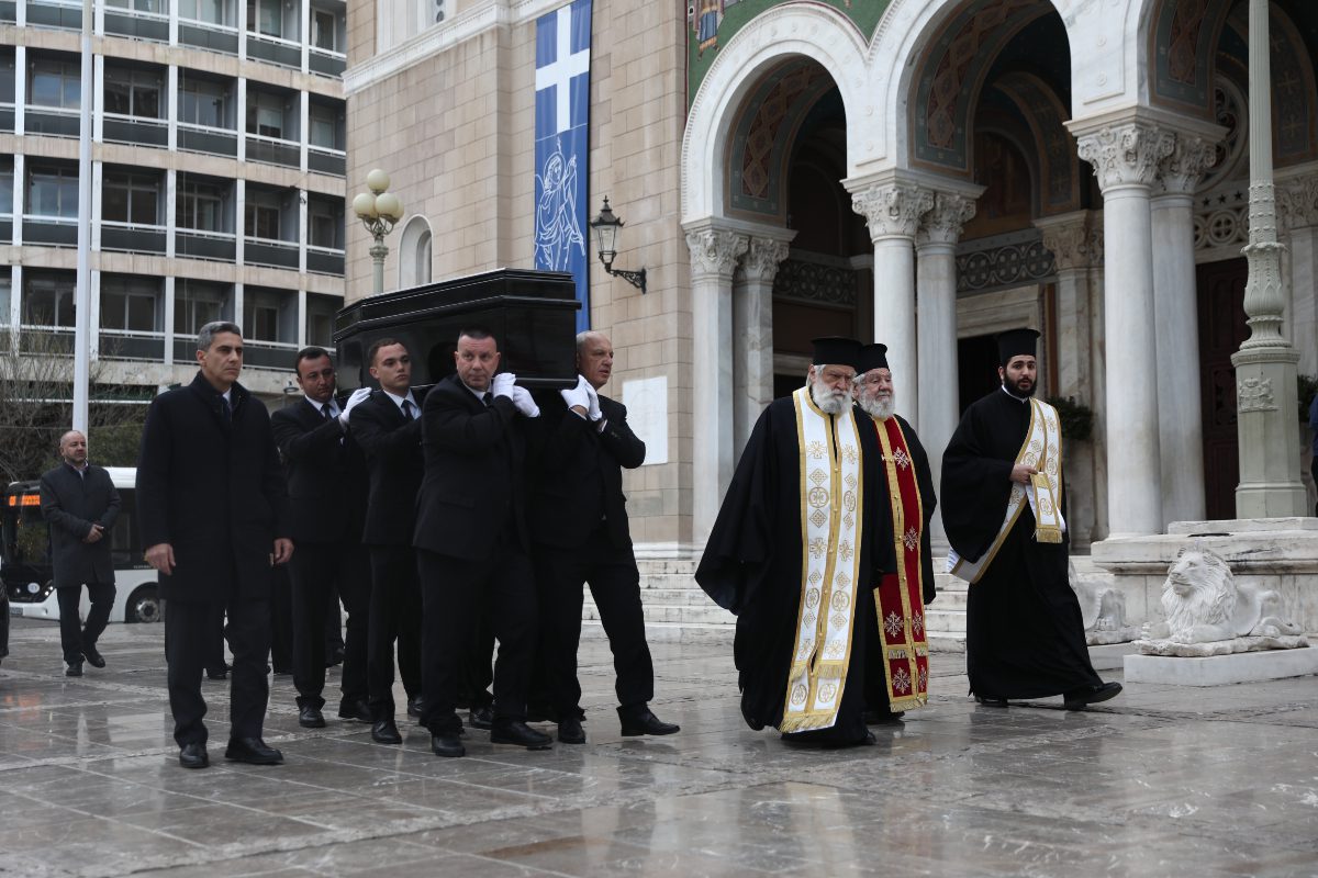 Σε λαϊκό προσκύνημα η σορός της Μαρινέλλας (pics-videos)