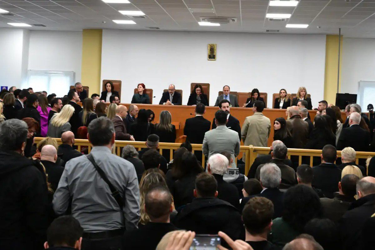 Δίκη Τεμπών: Διακόπηκε πριν καν αρχίσει - Εντάσεις, προβλήματα και ακατάλληλος χώρος