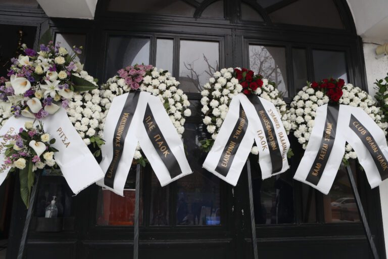 Ο ΠΑΟΚ αποχαιρετά τον Στέφανο Μπορμπόκη: Στεφάνια από όλη την οικογένεια του συλλόγου (pics)