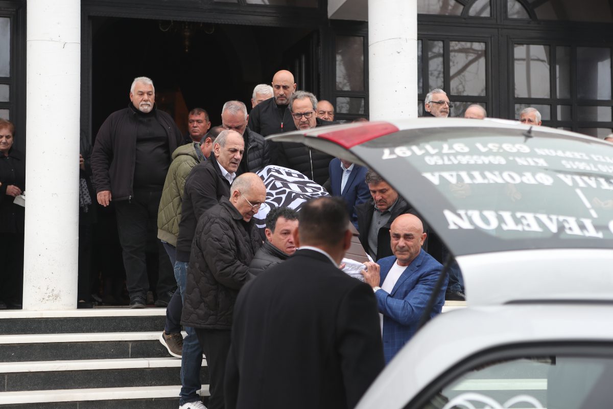 «Αγκαλιά» με τον ΠΑΟΚ: Η ασπρόμαυρη σημαία συνόδευσε τον Στέφανο Μπορμπόκη στην αιωνιότητα