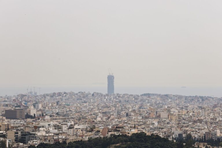 Καιρός: Αφρικανική σκόνη, λασποβροχές και ισχυροί άνεμοι