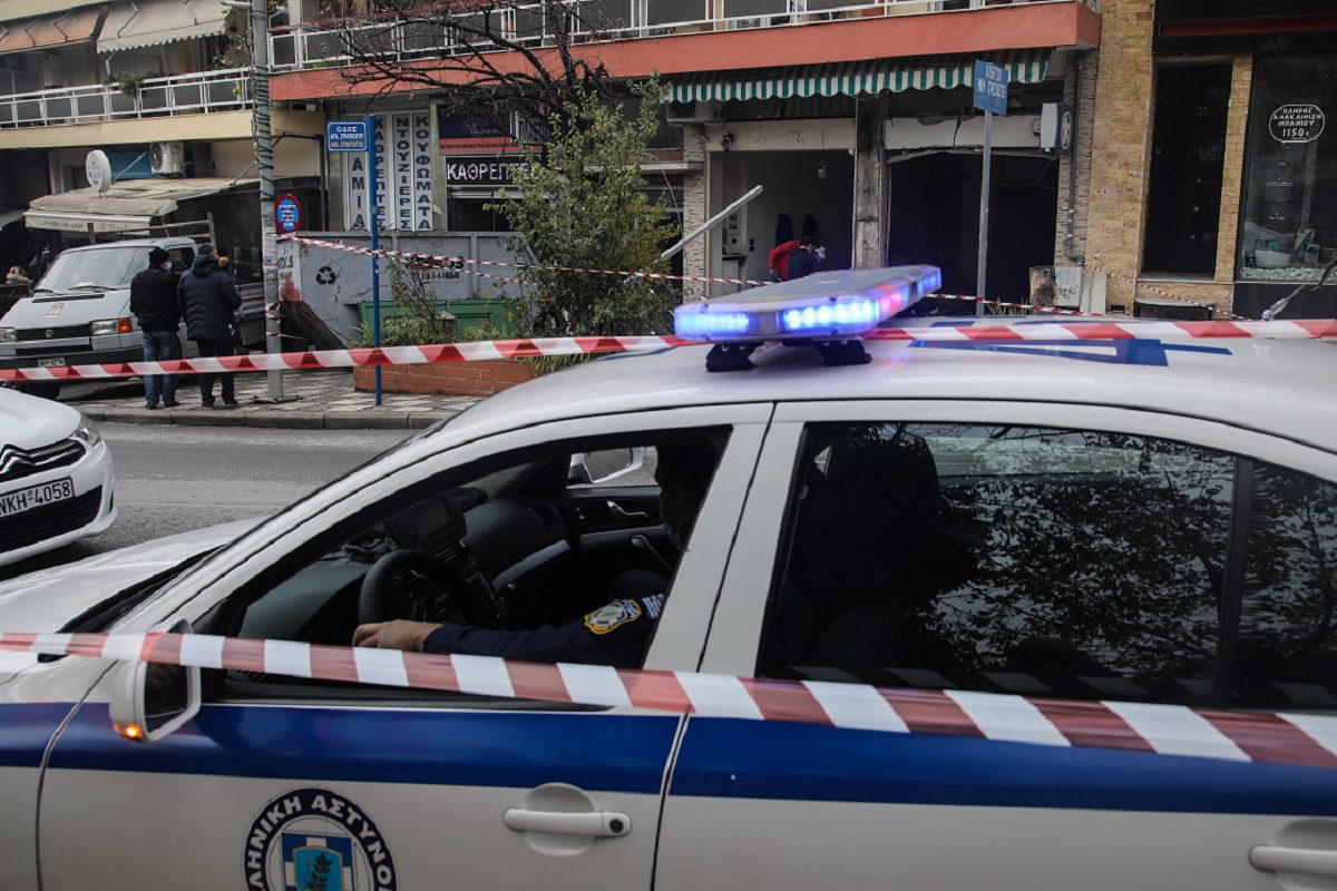 Θεσσαλονίκη: «Συναγερμός» με νεαρό που πετούσε αντικείμενα από μπαλκόνι - Έκλεισε δρόμος (vid)