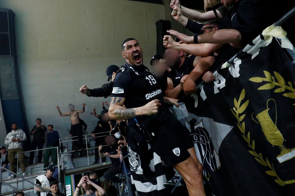 Ξέφρενοι πανηγυρισμοί από τους παίκτες και τον κόσμο του ΠΑΟΚ μέσα στην Αθήνα (video)