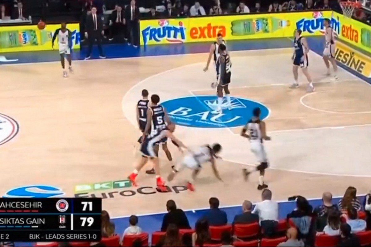 Χάος στην Τουρκία σε αγώνα του EuroCup -Ο Φλιν έσπρωξε τον Ντότσον στις κερκίδες (video)