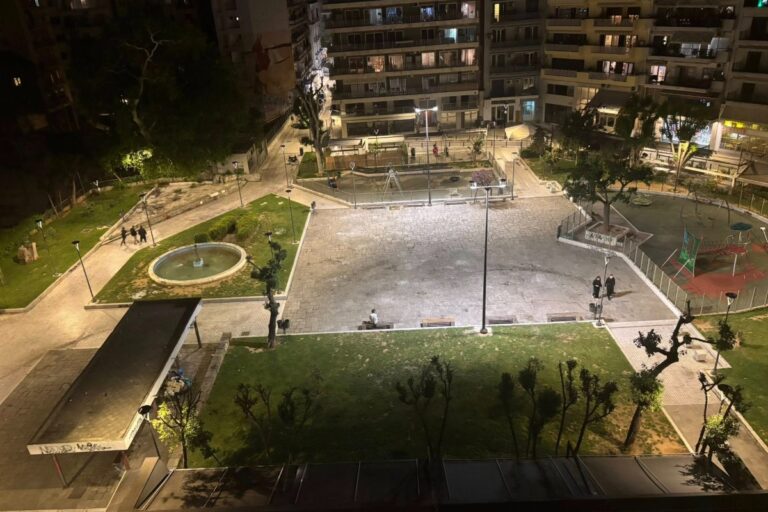 Οι ΠΑΟΚτσήδες καθάρισαν την πλατεία Ναυαρίνου μετά τον τελικό – Γ. Δημαρέλος: «Τους βγάζω το καπέλο»