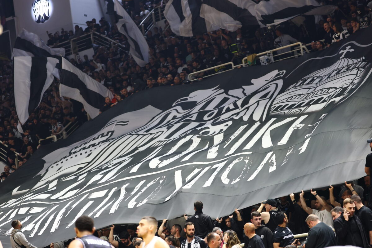 ΠΑΟΚ - Μπιλμπάο: «Ασπρόμαυρη» τρέλα στο Παλατάκι - Η φαντασμαγορική ατμόσφαιρα των φίλων του Δικεφάλου! (vids)