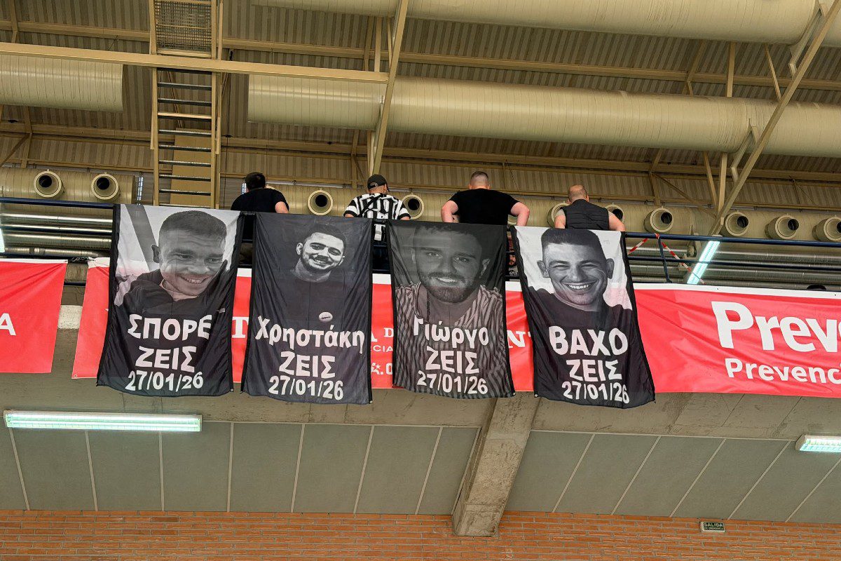 Συγκλονιστική κίνηση των φίλων του ΠΑΟΚ στη Μούρθια με πανό για τα αδικοχαμένα «αετόπουλα»