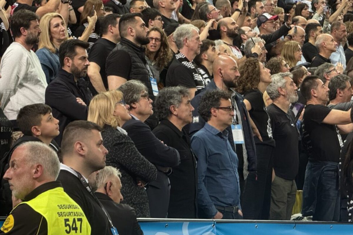 Χειροκρότημα του Τέλη Μυστακίδη μετά το τέλος της αναμέτρησης
